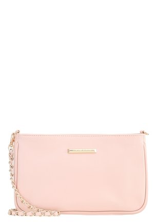 Weiche rosa rechteckige Clutch mit goldener Kettenträger und kleiner goldener rechteckiger Markenplakette vorne.