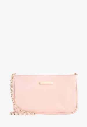 Weiche rosa rechteckige Clutch mit goldener Kettenträger und kleiner goldener rechteckiger Markenplakette vorne.