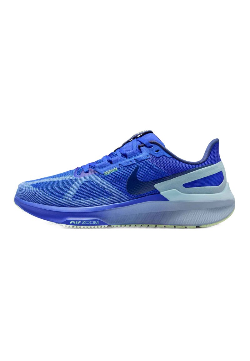 Scarpa sportiva blu con upper in rete, dettagli testurizzati e suola imbottita. Presenta uno swoosh nero e accenti verde chiaro.