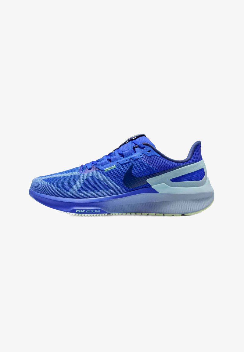 Scarpa sportiva blu con upper in rete, dettagli testurizzati e suola imbottita. Presenta uno swoosh nero e accenti verde chiaro.
