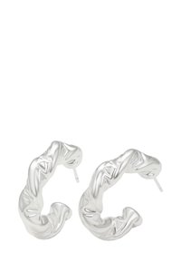 Ett par silverfärgade snurrade hoopörhängen med en slät, skrynklig textur och stiftlåsklackar på en vit bakgrund.