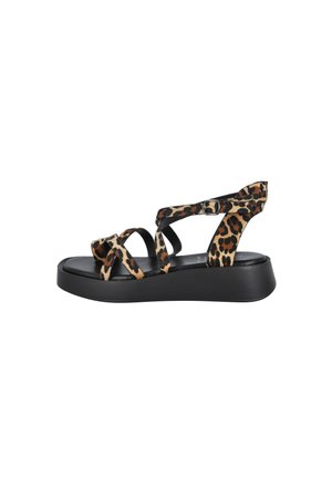 Sandalia plataforma negra con varias tiras estampadas de leopardo y una pequeña hebilla ajustable en la correa del tobillo, vista lateral.