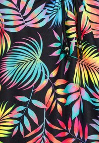 Tessuto nero con vivaci motivi di foglie tropicali nelle tonalità di blu, rosa, arancione e giallo. Presenta coulisse con perline decorative.