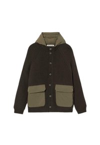 Brun ribbad cardigan med olivgrön nylonhuva, utrustad med två framfickor och knappstängning. Texturerad tyg med kontrasterande accenter.