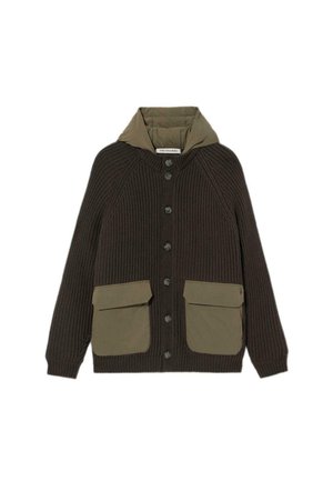 Brązowy kardigan prążkowany z oliwkowym nylonowym kapturem, z dwoma przednimi kieszeniami i zapięciem na guziki. Teksturowana tkanina z kontrastującymi akcentami.