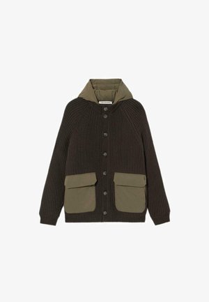 Cardigan marrone a coste con cappuccio in nylon verde oliva, dotato di due tasche frontali e chiusura a bottoni. Tessuto testurizzato con accenti a contrasto.