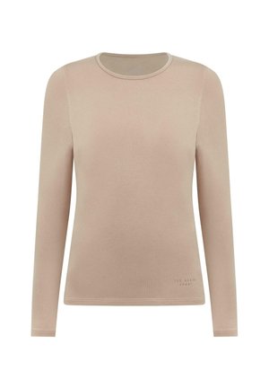 Garām piedurknēm, apaļas apkakles krekls gaisīgi bēšā kokvilnas maisījumā. Raksturo gluda tekstūra un smalks zīmola uzraksts pie apakšmalas. Klasisks piegriezums.