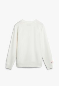 Sudadera blanca con mangas raglán, cuello y dobladillo de canalé. Presenta una textura sutil y un pequeño logo rojo en el puño izquierdo.