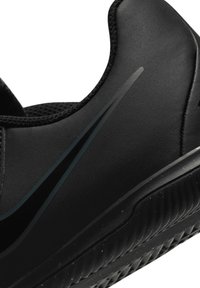 Schwarzer Sportschuh mit einer glatten Synthetikoberfläche, Mesh-Details, strukturiertem Profil und einem dezenten Swoosh-Design in Dunkelgrau.