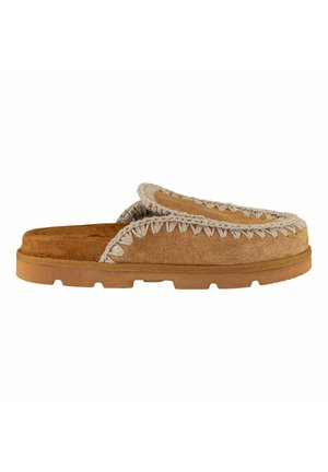 Pantofole scivolose in suede marrone con bordo intrecciato beige, soletta imbottita e suola in gomma texturizzata per aderenza e comfort.