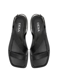 Zwarte leren sandalen met een vierkante teenontwerp, voorzien van kruislings geplaatste banden en een gestructureerde afwerking. De merknaam "DESA" is in de binnenzool gegraveerd.