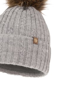 Grijze gebreide beanie met ribbelstructuur, voorzien van een bruine leren patch en een nepbont pompon bovenop.