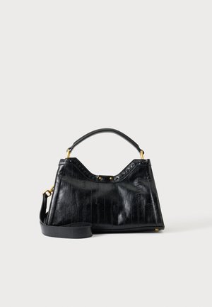 Sac à main en cuir noir avec lignes verticales texturées, poignée courte, bandoulière longue amovible et détails métalliques dorés sur fond uni.