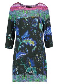 Långärmad klänning med en mörkgrön bas och färgglada blommönster i blått, turkos och lila, med ett mönstrat halslinne.