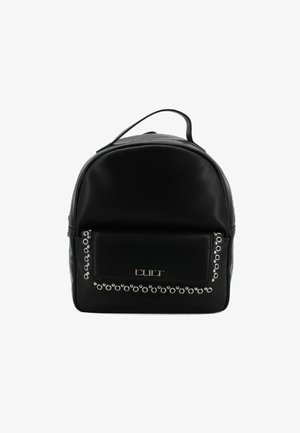 Zaino in pelle sintetica nera con parte superiore arrotondata, hardware argentato, tasca frontale e borchie decorative argentate lungo il bordo inferiore.