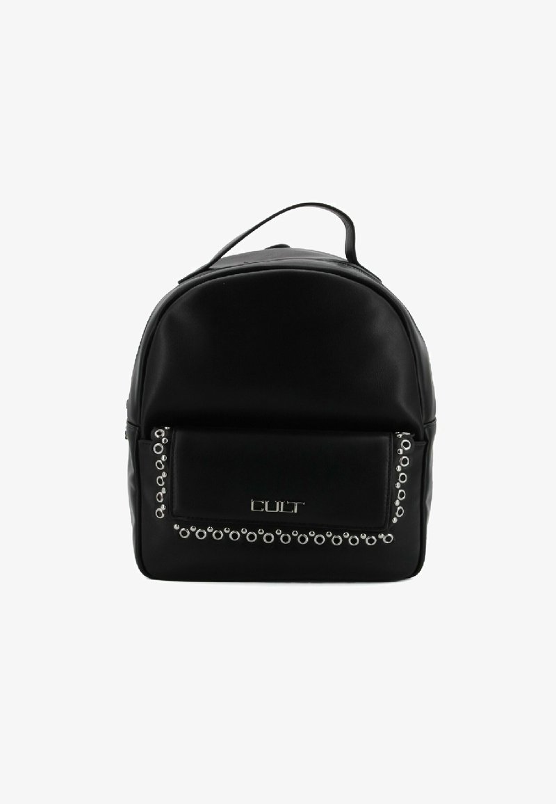 Zwarte rugzak van nep leer met afgeronde bovenkant, voorzak met zilverkleurige ringen als detail, en een logo-plaatje. Enkele bovenste handgreep.