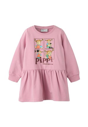 Pink langærmet kjole til børn med gathered nederdel og tegneseriepaneler af Pippi Langstrømpe i forskellige positurer på brystområdet.