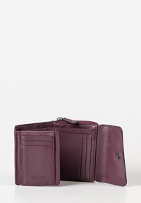 Portafoglio in pelle bordeaux con finitura testurizzata, dotato di diverse fessure per carte, di un compartimento con zip e di una patta con chiusura a scatto.