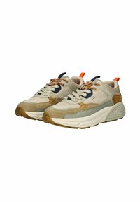 Beige und grüne Sneaker aus Wildleder und Mesh-Materialien. Mit orangen Akzenten, strukturierten Sohlen und kontrastierenden Schnürsenkeln. Markenlogo sichtbar.