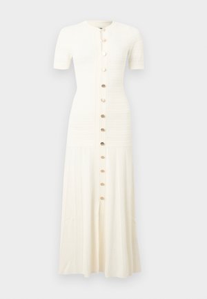 Robe midi blanche en tricot avec manches courtes et patte de boutonnage verticale, présentant des motifs à rayures texturées et une taille cintrée.