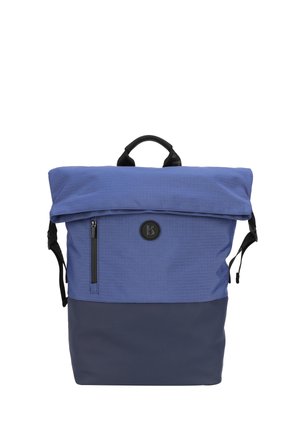 Rucksack mit einem oberen Teil aus blauer Baumwolle und einem dunkler blauen Boden, ausgestattet mit einem oberen Klappenverschluss, einer vorderen Reißverschlusstasche und schwarzen Hardware-Details.