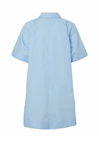 Robe chemise à manches courtes bleu clair, avec col, présentant une coupe droite et une couture au dos, fabriquée en tissu lisse et léger.