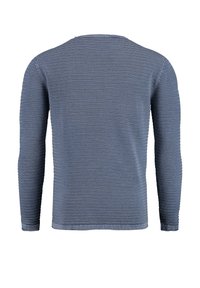 Camisa de manga larga de rayas azules con cuello redondo. Tejido texturizado con líneas horizontales y un corte regular, que muestra un acabado suave.