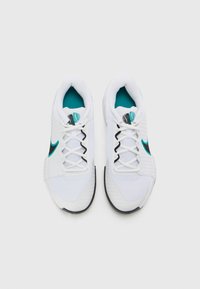 Hvit sportssko med teal og svart detaljer. Laget av mesh og syntetisk materiale, med en teksturert såle og snøring.