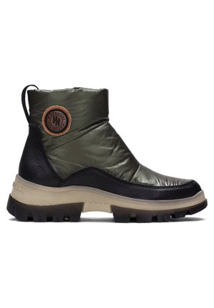 Botte d'hiver mi-haute verte et noire avec semelle robuste, écusson rond en cuir avec logo sur le côté et languette de traction à l'arrière.
