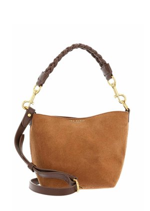 Sac à main en daim marron avec des poignées en cuir tressé et réglables marron foncé, ferrures dorées et petit logo de marque embossé sur le devant.
