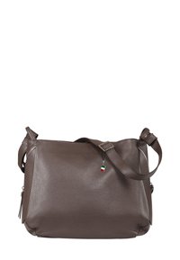 Braune, strukturierte Ledertasche mit verstellbarem Tragegurt und einem kleinen Anhänger, der die Farben der italienischen Flagge zeigt und nah am Reißverschluss hängt.