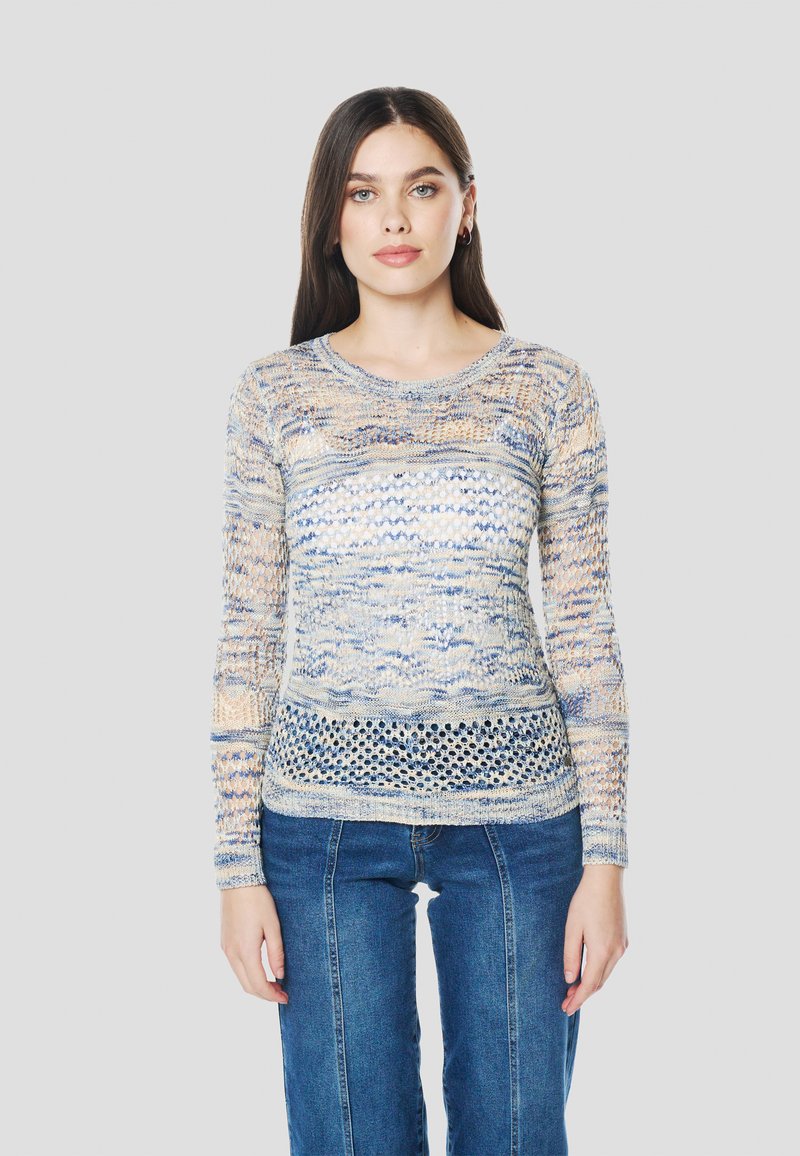 Kötött pulóver vegyes mintával kék, krémszínű és világosbarna árnyalatokban, hosszú ujjú, texturált csipkés alsó szegéllyel.