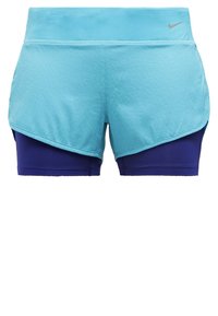 Pantalones cortos deportivos de color azul claro con una capa interna morada, con una superficie texturada y un dobladillo curvado. Logo de Nike en la cinturilla.