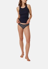 Marine tanktop en zwart-wit gestreepte bikini, met een slim fit en zachte stof met een gladde textuur.