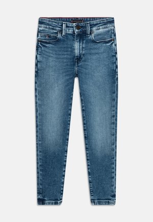 Niebieskie dżinsy z efektem sprania, z przodu zamek błyskawiczny, zapięcie na guzik, szlufki na pasek oraz kieszenie z przodu i z tyłu, ułożone płasko na białym tle.