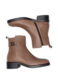 Brūni ādas potītes zābaki ar noapaļotu purngalu, sānu rāvējslēdzēju un dekoratīvu sprādzi. Ciets melns papēdis un gluda tekstūra.