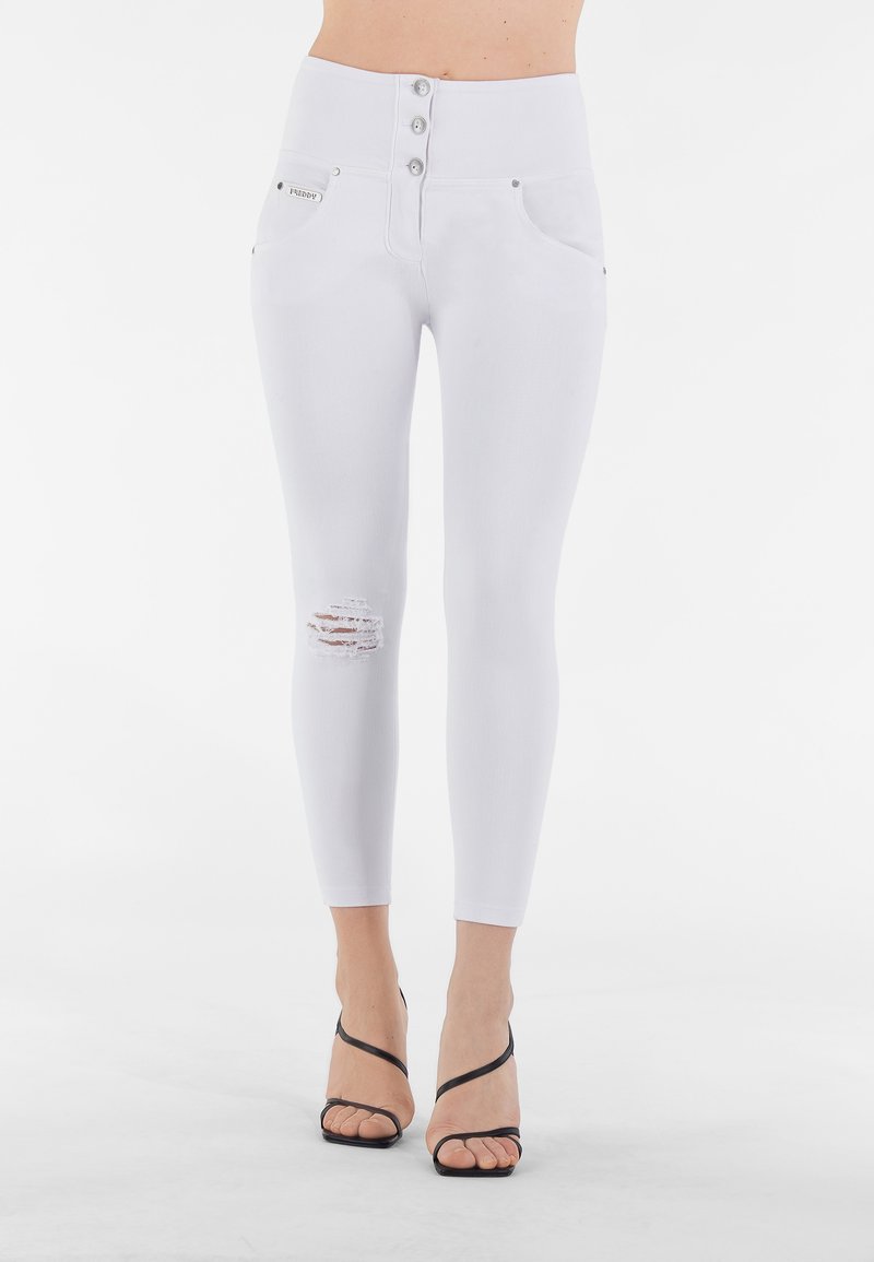 Jeans bianchi a vita alta in tessuto elasticizzato, con chiusura a bottone, tasche anteriori e strappo sul ginocchio destro.