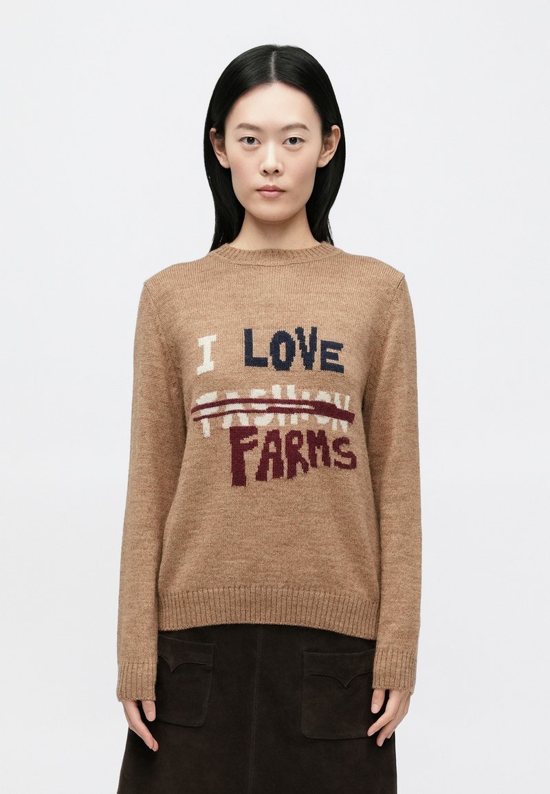 Rjavi pleteni pulover z napisom »I LOVE [prečrtano] FASHION FARMS« v kontrastnih barvah. Rebrasti manšeti in rob, srednja debelina.
