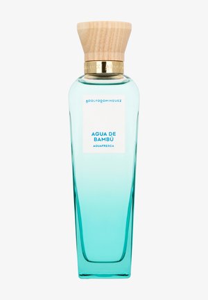 Flacon de parfum haut, transparent et turquoise avec un bouchon en bois, étiqueté "Agua de Bambú Agua Fresca" par Adolfo Dominguez.