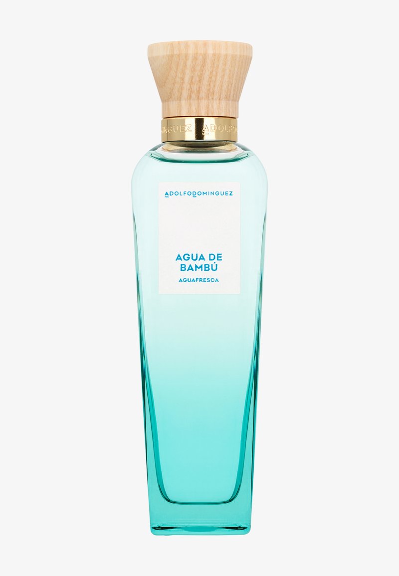 Høj, transparent turkis parfumeflaske med træprop, mærket "Agua de Bambú Agua Fresca" af Adolfo Dominguez.