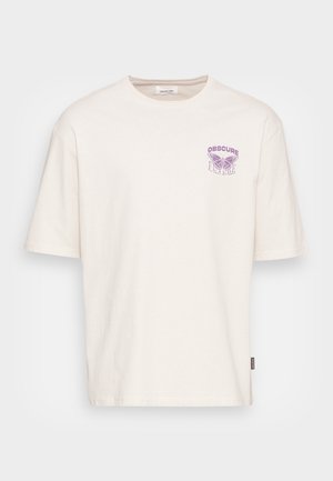 Crème katoenen T-shirt met korte mouwen, een ronde halslijn en een paarse vlinderafbeelding met de tekst "OBSCURE" op de linkerborst.