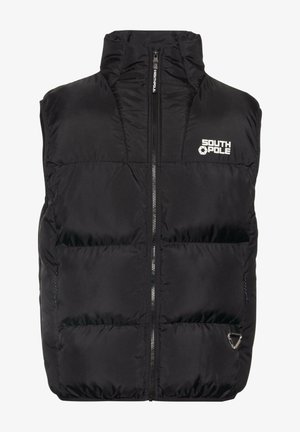 Chaleco acolchado negro con un alto cuello, cremallera frontal y un marcado diseño acolchado. Presenta un logo en la parte superior izquierda y bolsillos laterales.