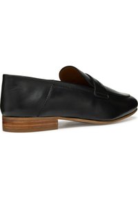 Mocassini in pelle nera con texture liscia, tacco in legno basso e dettagli cuciti lungo i bordi. Presentano una punta arrotondata e un design slip-on.
