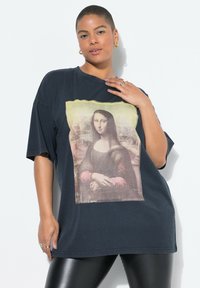 Černé oversized tričko s předním potiskem Monny Lisy, krátké rukávy a uvolněný střih. Bavlněná tkanina s hladkou strukturou.