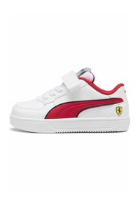 Zapatillas blancas para niños de Puma con una franja roja, forro interior rojo, correa de Velcro y logo de Ferrari en el talón.