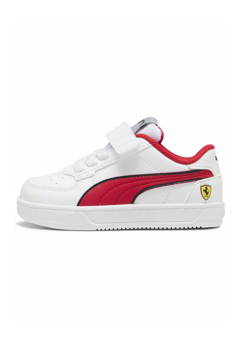 Zapatillas blancas para niños de Puma con una franja roja, forro interior rojo, correa de Velcro y logo de Ferrari en el talón.