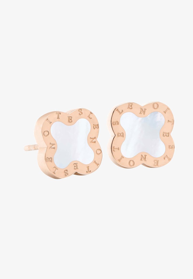 Roze gouden oorbellen met een bloemvorm en een gepolijste buitenrand, en een inleg van witte moederparel. Gegraveerde tekst rond de rand.