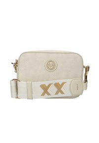 Beige axelväska med texturerad yta, gyllene detaljer och ett brett rem med metalliska accenter samt varumärkeslogotypen.