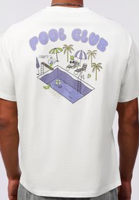 Biela krátka košeľa s krátkym rukávom, na ktorej je grafická ilustrácia plaveckého bazéna, palmových stromov, slnečníkov a textu "POOL CLUB I CAN'T WAIT."