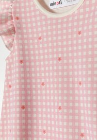 Vestido rosa a cuadros con un patrón de rejilla blanca, que presenta pequeños acentos florales rojos. Tejido suave con mangas con volantes y escote rectangular.